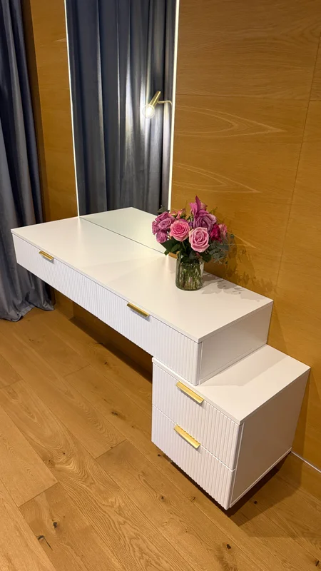 Vanity table