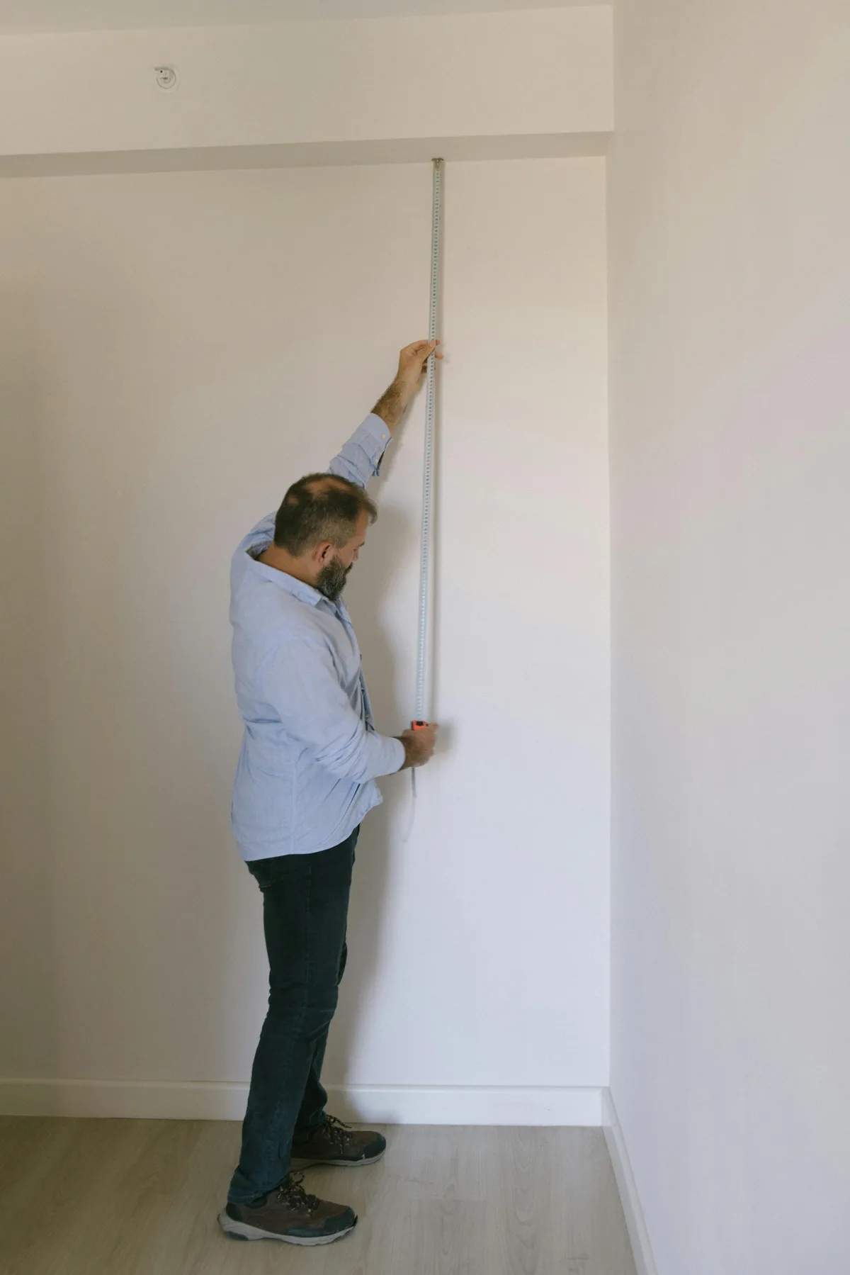 Cum Măsori Corect Spațiul pentru Mobilier la Comandă: Ghid Pas cu Pas